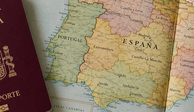 abogados de extranjería: pasaporte español y mapa de España