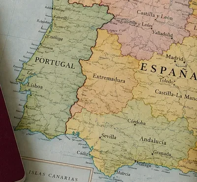 abogados de extranjería: pasaporte español y mapa de España